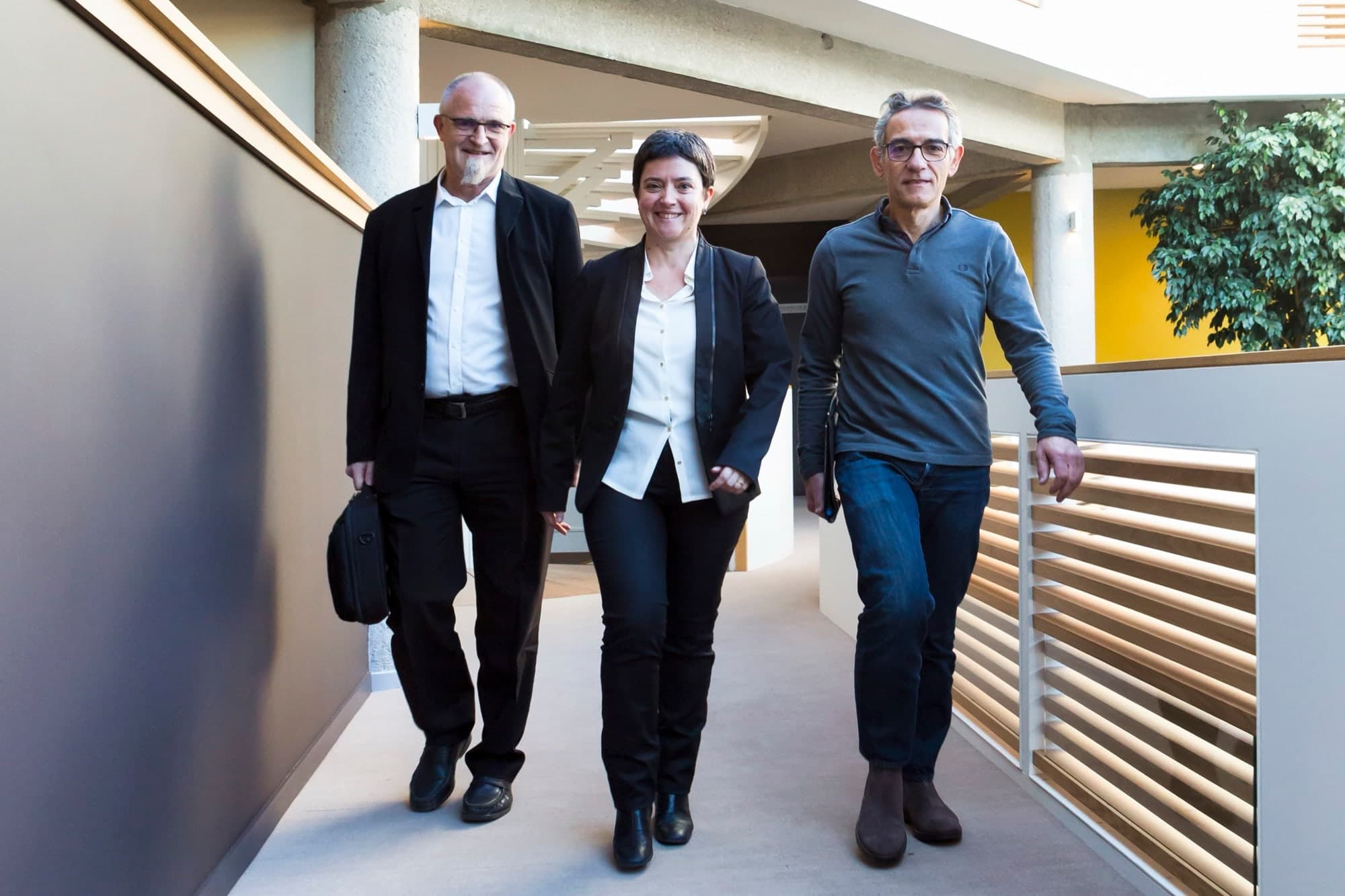 cadres d'entreprise marchant dans un couloir