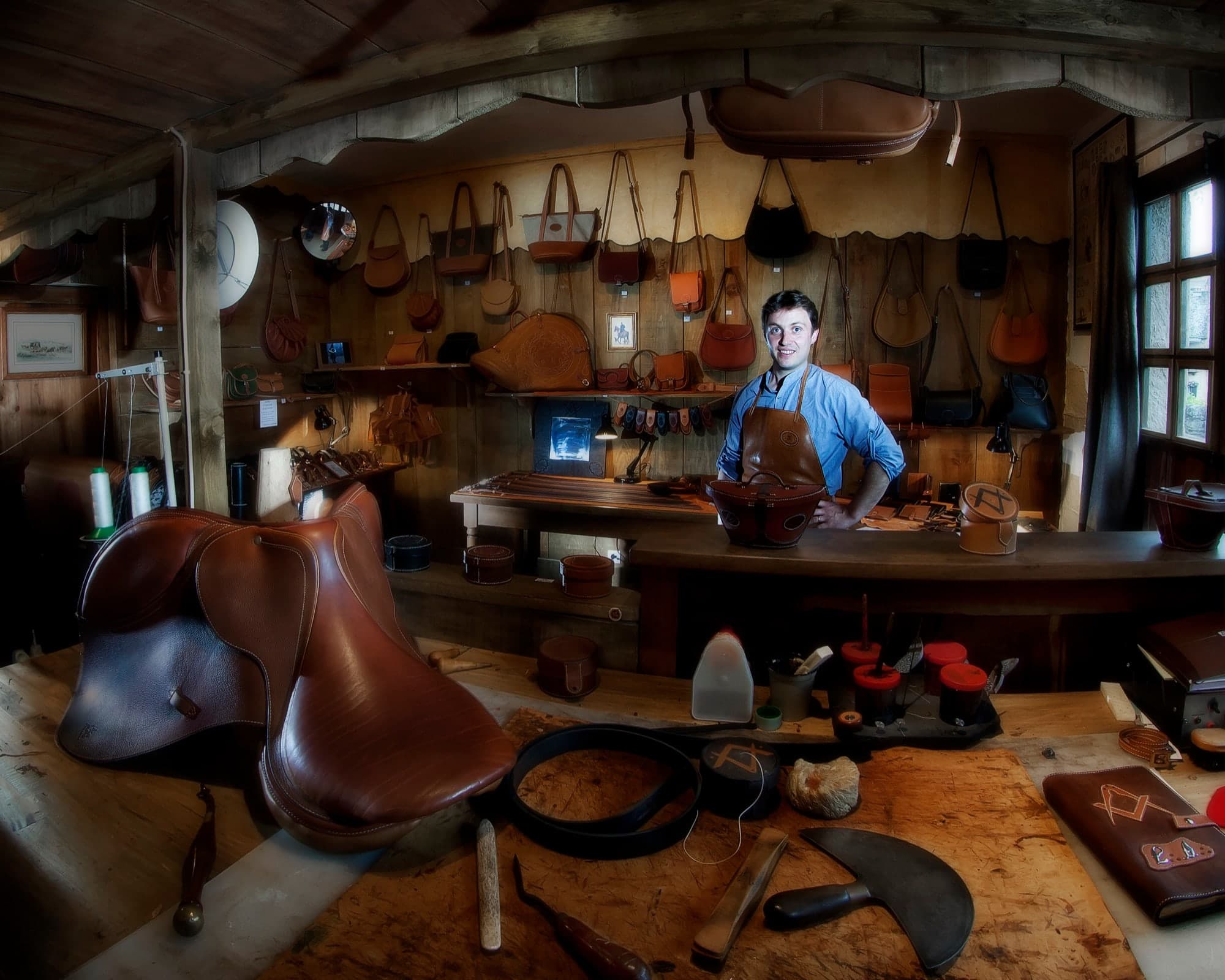 portrait d'un artisan cordonnier dans son atelier