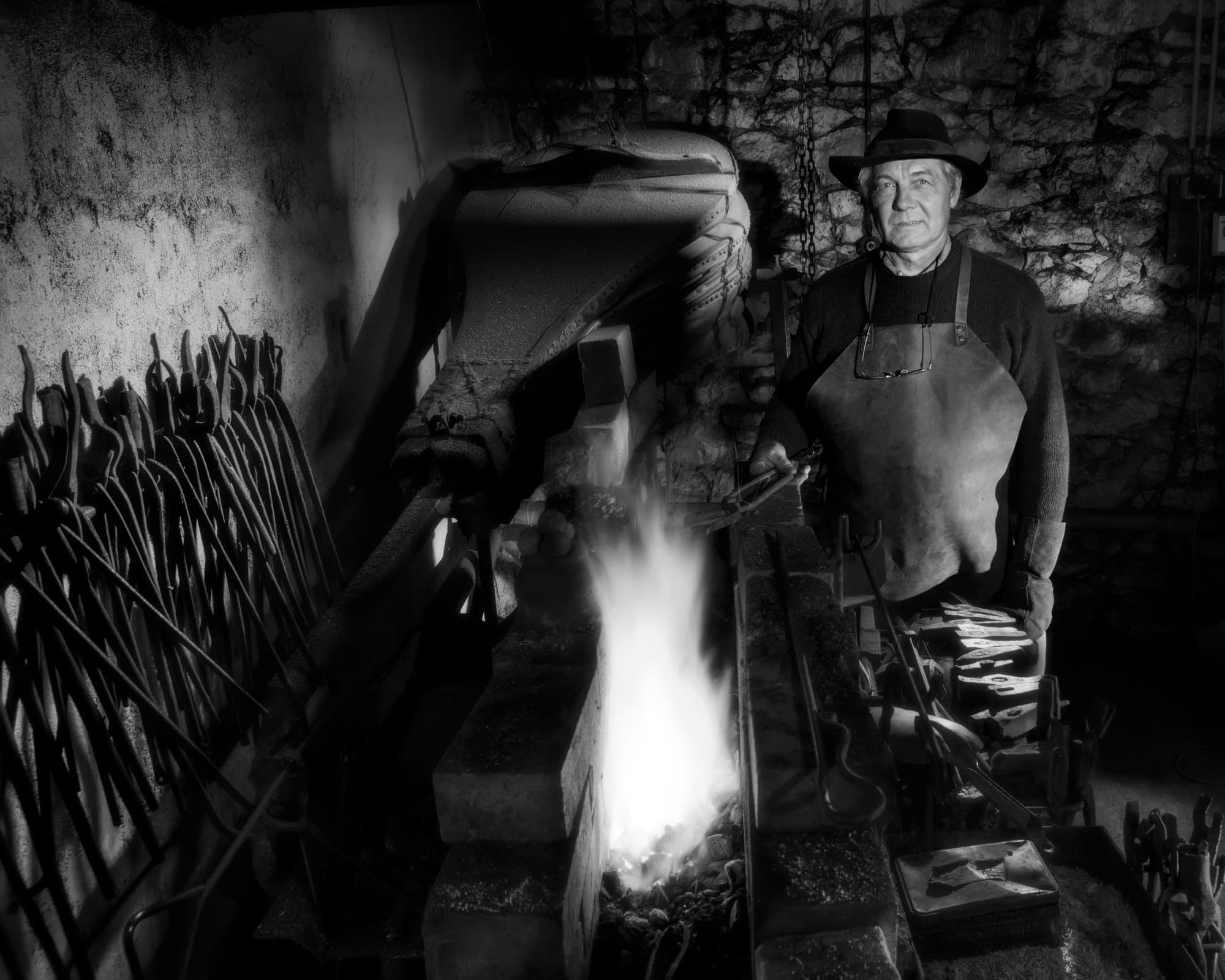 Christian Moretti, maître coutelier, au travail dans son atelier.