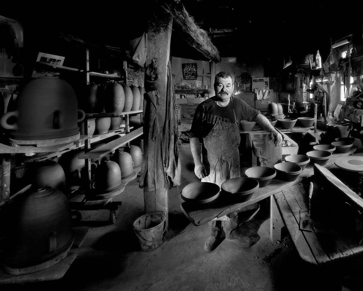 Artisan de la poterie Not fabriquant des produits en argile dans leur atelier près de Castelnaudary.