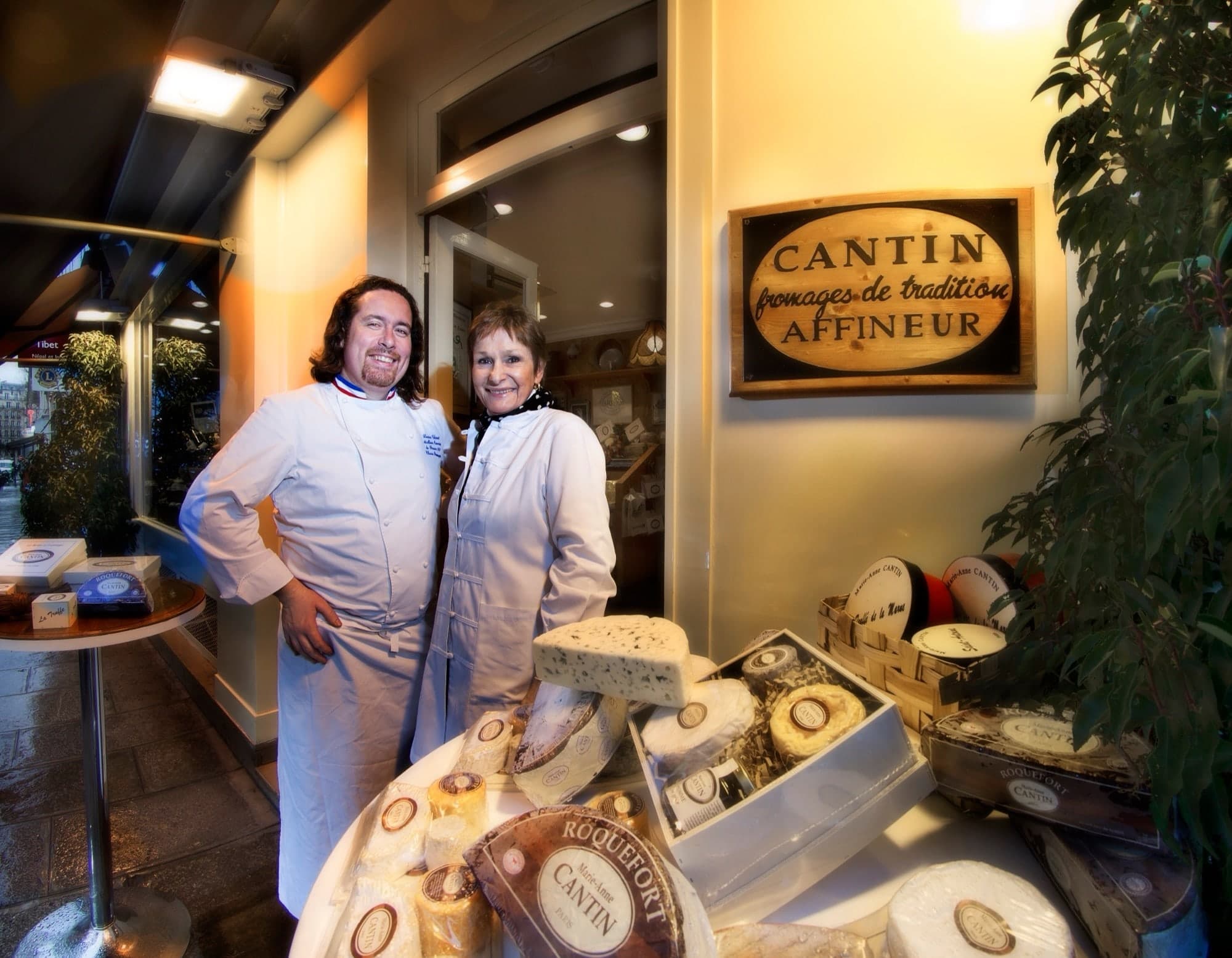 Portrait d'un couple de fromagers dans leur boutique parisienne