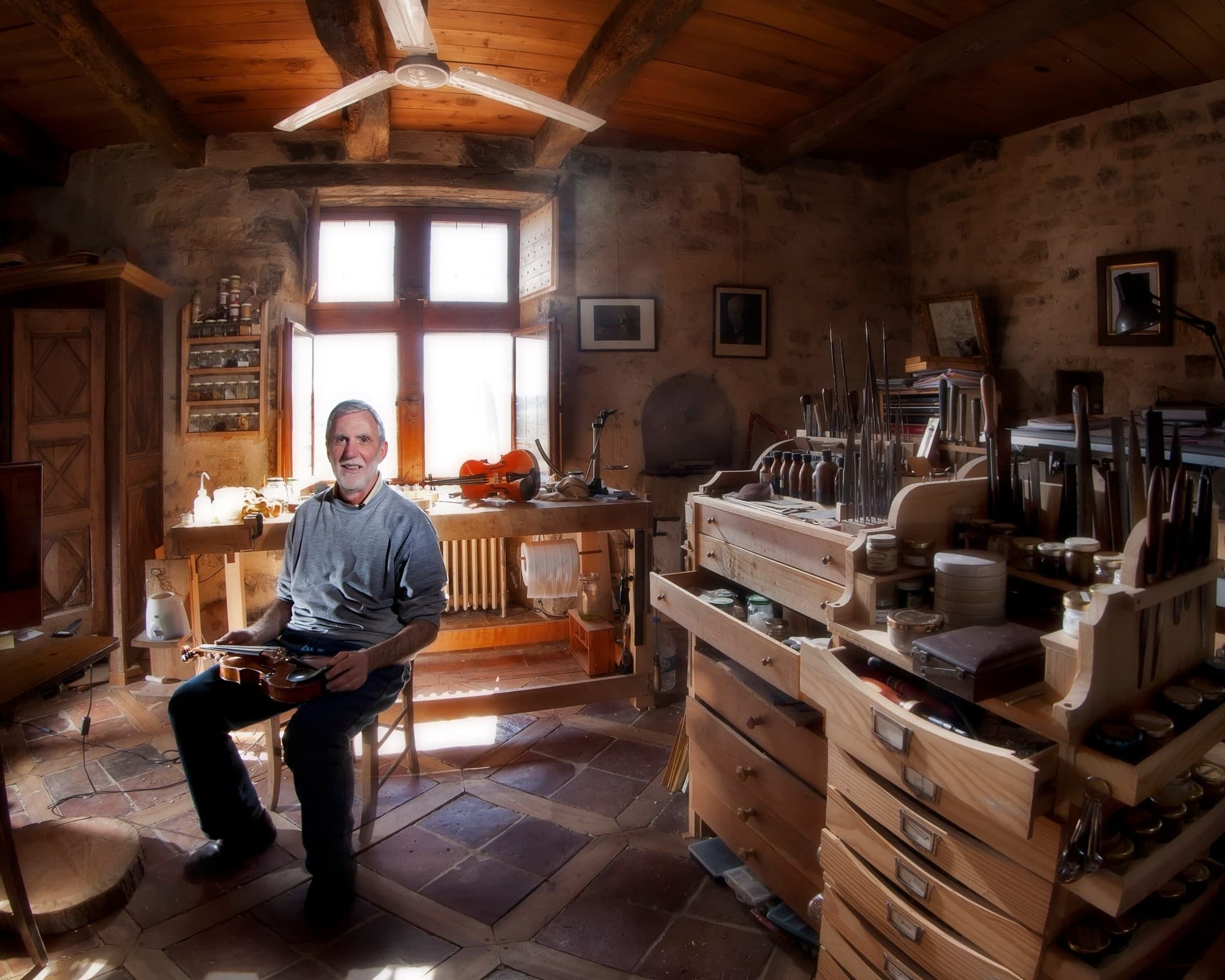 Christian Urbita posant dans son atelier de lutherie de Cordes-sur-Ciel