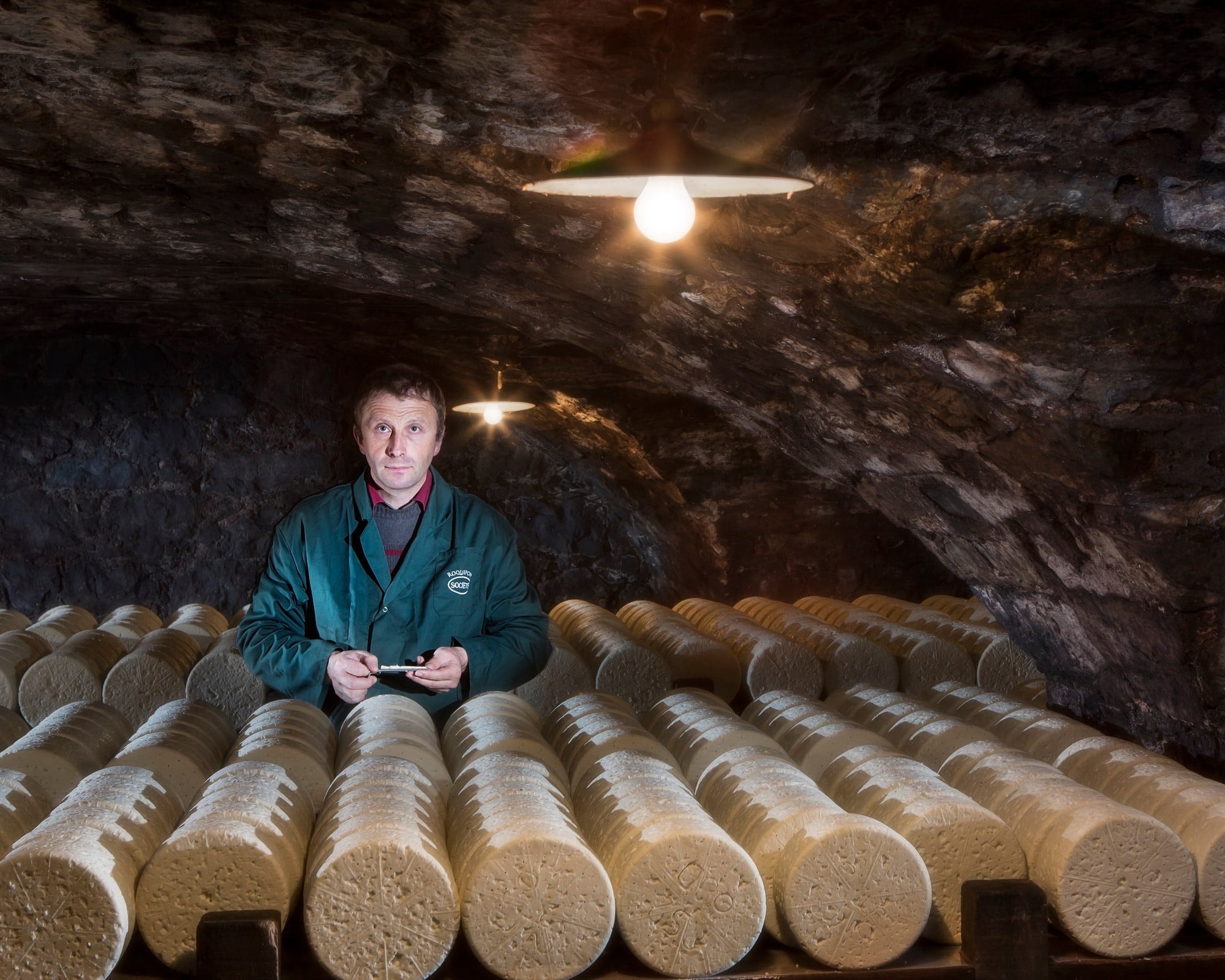 Bernard Roques, l'un des maîtres affineurs de Roquefort Société, pose dans une des caves d'affinage