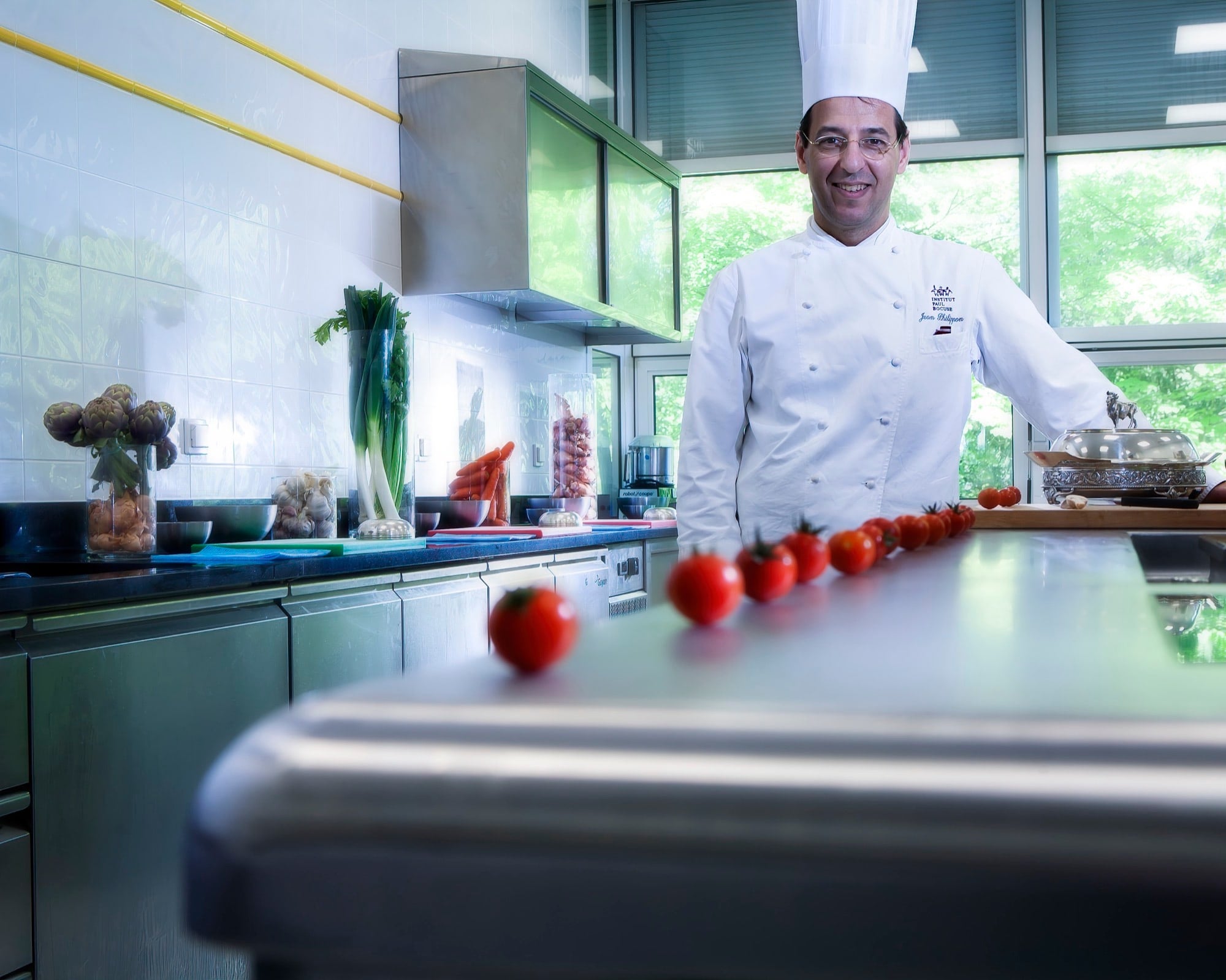 Chef cuisinier posant dans sa cuisine