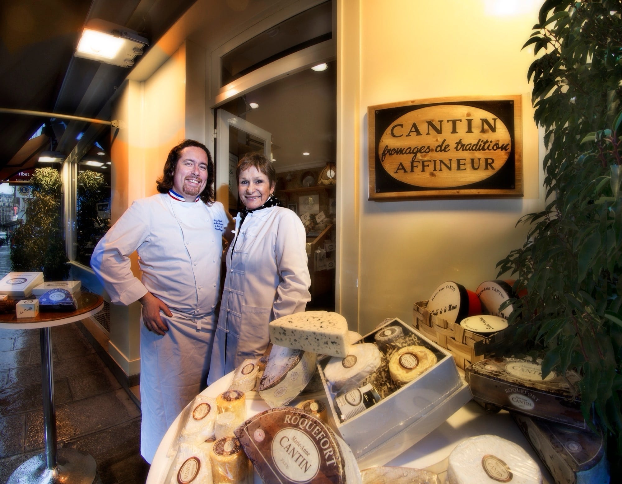 Portrait d'un couple de fromagers dans leur boutique parisienne