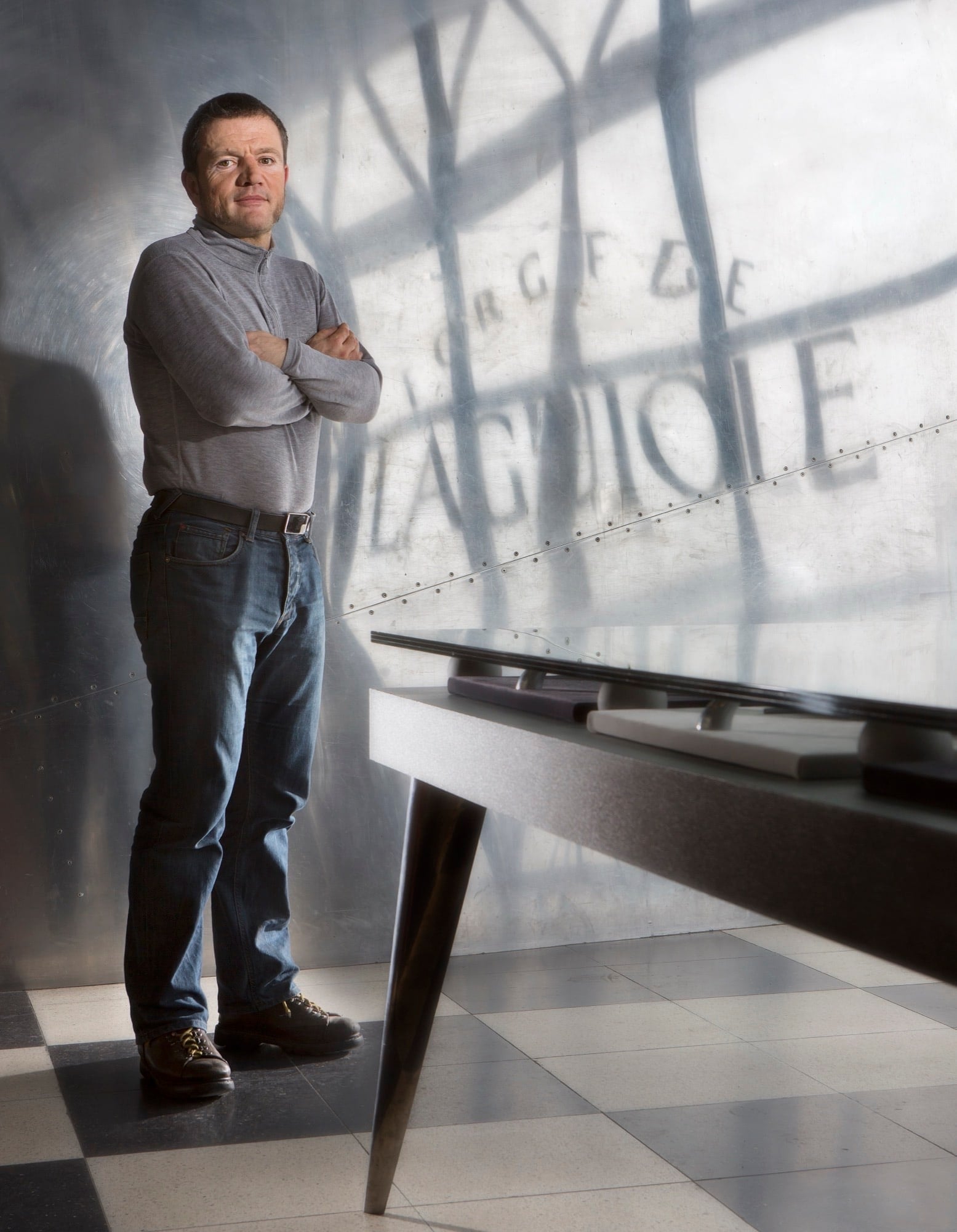 Thierry Moysset, PDG de Forge de Laguiole (2007-2020), posant dans la salle d'exposition de l'entreprise.